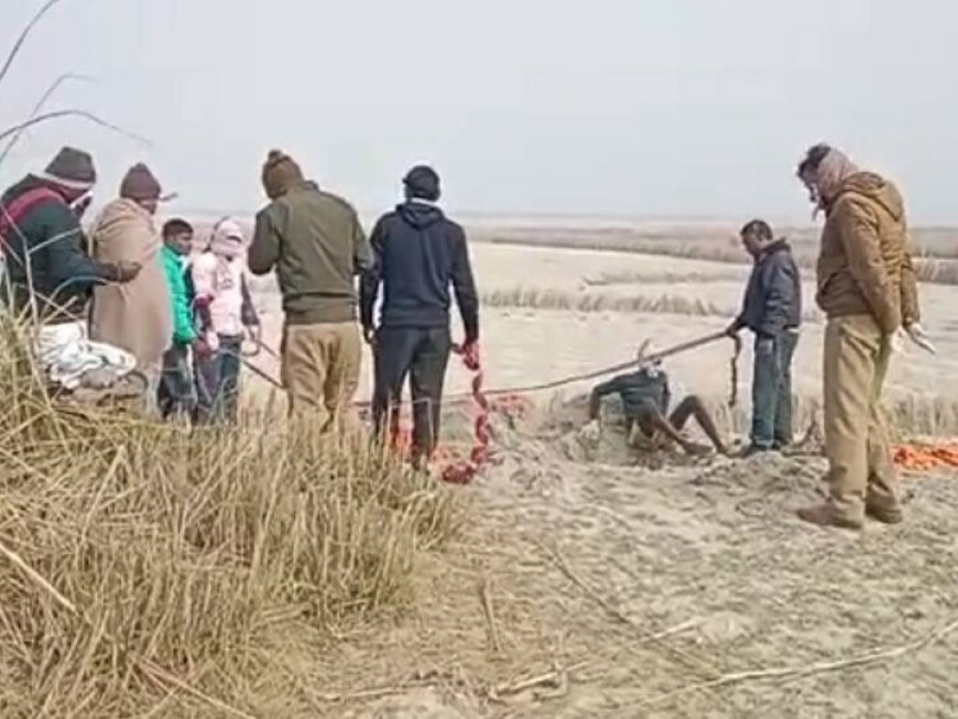 कौशाम्बी में सनसनीखेज मामला: दफन युवती का शव कब्र से निकाला गया, हत्या की आशंका पर जांच तेज