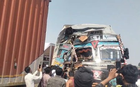 कौशाम्बी में तेज रफ्तार ट्रक की टक्कर, खड़े कंटेनर से भिड़ंत में चालक और क्लीनर फंसे