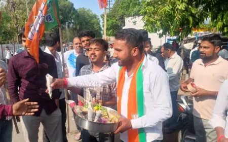 गोंडा में अनोखे अंदाज में मनाया गया जश्न, झालमुड़ी बांटकर भाजपा कार्यकर्ताओं ने जताई खुशी