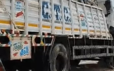 गंगा एक्सप्रेसवे पर बड़ा हादसा: टमाटर से भरा ट्रक पलटा, तीन घायल; सड़क पर बिखरी फसल लूट ले गए ग्रामीण