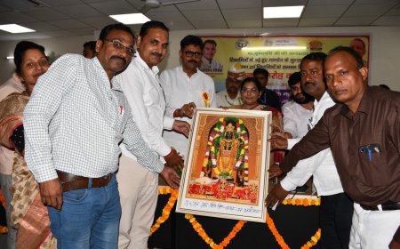 अयोध्या में शिक्षामित्र सम्मान समारोह, मानदेय बढ़ोतरी पर बांटे गए चेक और किया गया सम्मान