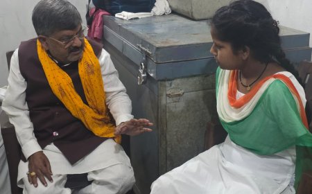 बिना हाथों के पैरों से लिखकर शिवानी ने पास की इंटर परीक्षा, 60% अंक लाकर बनी प्रेरणा