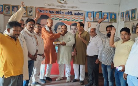 तमिलनाडु में कांग्रेस समर्थित सरकार बनने पर कांग्रेस कार्यालय में जश्न, कार्यकर्ताओं ने बांटी मिठाई