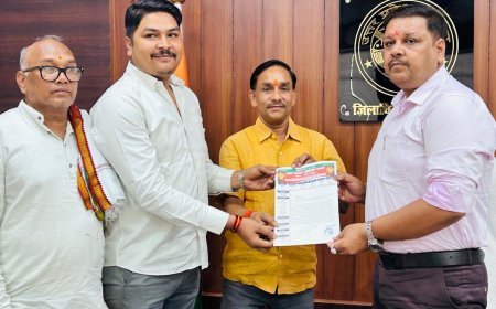 जलभराव से बेहाल अमेठी के व्यापारी, अधूरे नाला निर्माण पर DM को सौंपा ज्ञापन