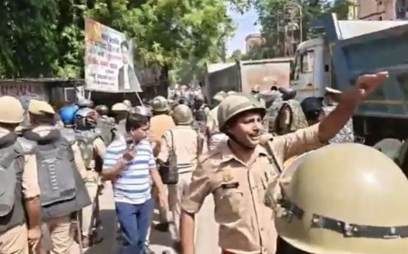 लखनऊ कोर्ट परिसर में चला बुलडोजर, वकीलों के 240 अवैध चैंबर-दुकानें ध्वस्त, सुबह से मचा हड़कंप