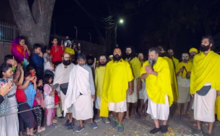 प्रेमानंद महाराज की पदयात्रा फिर बंद, वृंदावन पहुंचे भक्तों में बढ़ी चिंता