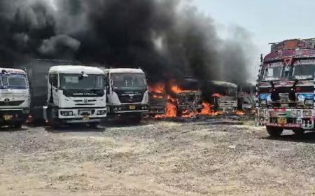 फतेहपुर में भीषण आग से मचा हड़कंप, वाहन यार्ड में खड़ी 40 से ज्यादा गाड़ियां जलकर राख