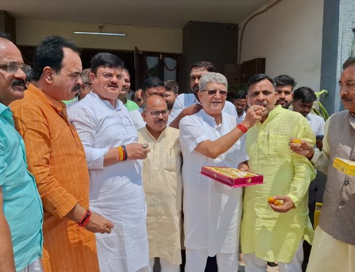 पश्चिम बंगाल में भाजपा की जीत पर अयोध्या में जश्न, नेताओं ने बताया ऐतिहासिक पल