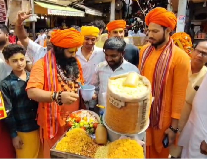 पश्चिम बंगाल में भाजपा की जीत पर अयोध्या में जश्न, मंदिरों में पटाखे और लड्डू बांटकर मनाई खुशी