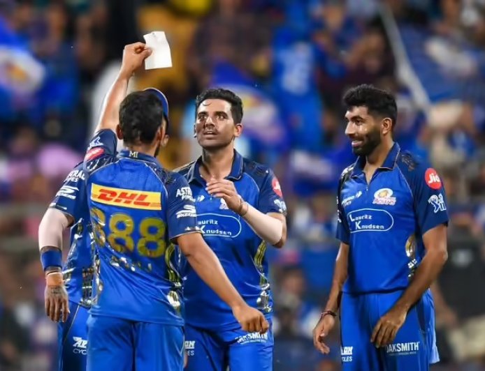 IPL विकेट के बाद निकाली पर्ची, लिखा- 15 साल का दर्द खत्म, मुंबई इंडियंस के रघु शर्मा की पर्ची ने किया सबको भावुक