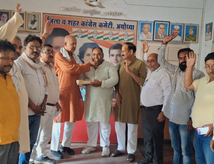 तमिलनाडु में कांग्रेस समर्थित सरकार बनने पर कांग्रेस कार्यालय में जश्न, कार्यकर्ताओं ने बांटी मिठाई