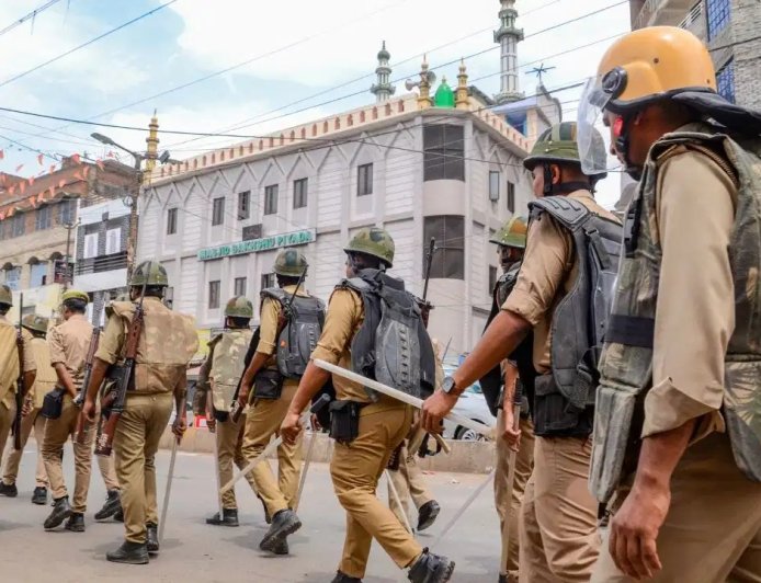 कानपुर पुलिस में बड़ा एक्शन... 168 दिन से गायब सिपाही समेत 14 पुलिसकर्मी सस्पेंड, 118 को नोटिस जारी