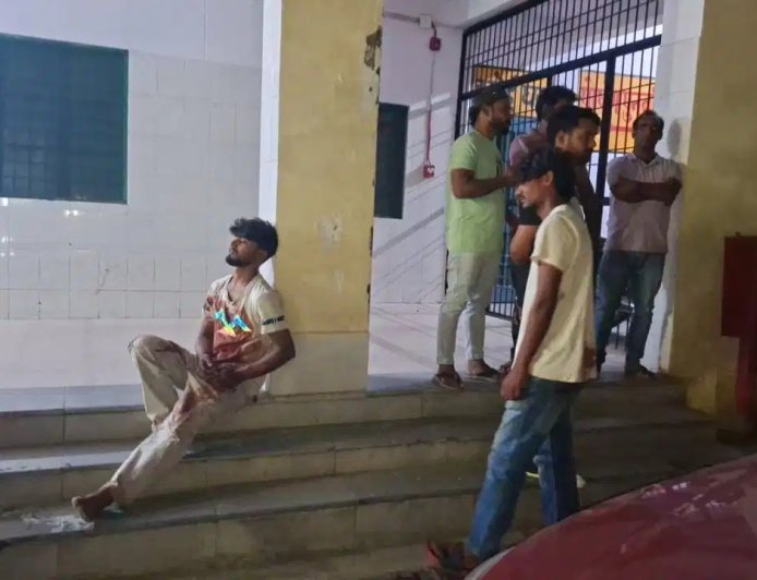 सिर्फ 300 रुपये के लिए हुआ खूनी खेल! टायर पंचर के पैसे मांगने पर चाकू से हमला, बीच-बचाव करने आए शख्स की मौत