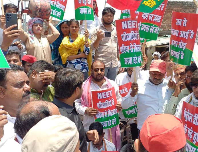 सिर पर गैस सिलेंडर, ठेले पर बाइक लेकर सपा का प्रदर्शन; महंगाई और NEET पेपर लीक पर सरकार को घेरा