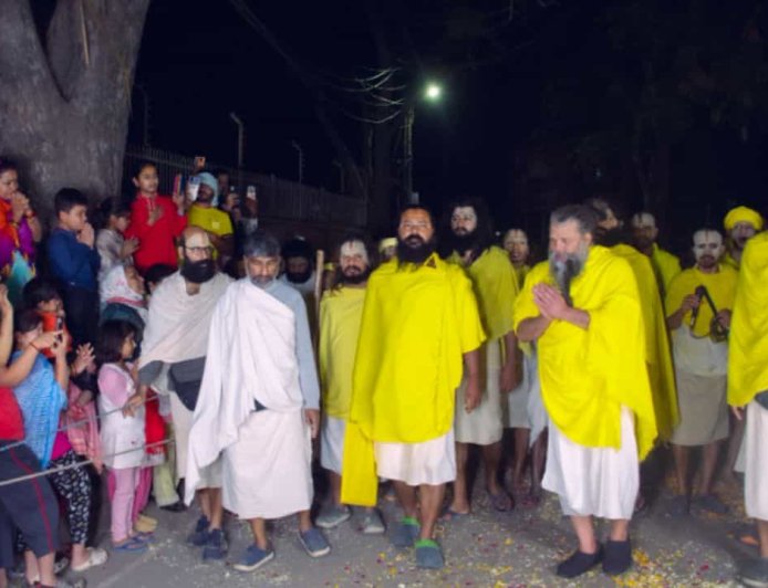 प्रेमानंद महाराज की पदयात्रा फिर बंद, वृंदावन पहुंचे भक्तों में बढ़ी चिंता
