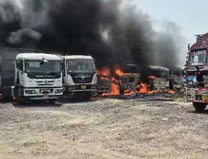 फतेहपुर में भीषण आग से मचा हड़कंप, वाहन यार्ड में खड़ी 40 से ज्यादा गाड़ियां जलकर राख