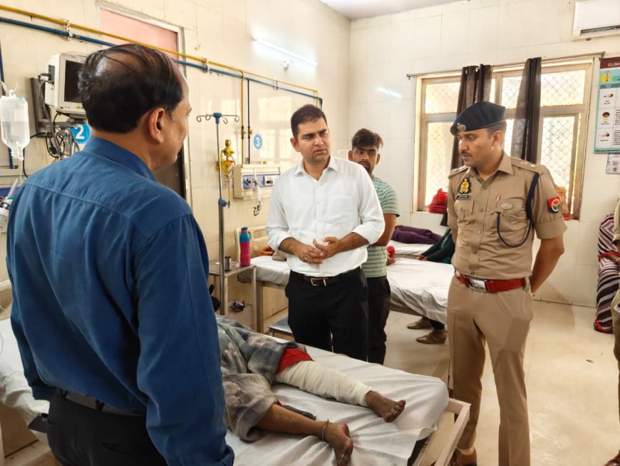 कौशांबी हादसा: मिट्टी का टीला ढहने से 3 की मौत, DM-SP ने अस्पताल पहुंचकर घायलों का जाना हाल