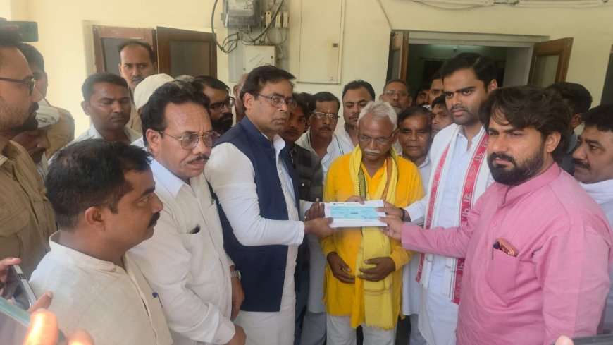 प्रतापगढ़ कांड पर सियासत गरम: पीड़ित परिवार से मिलने जा रहे सपा नेताओं को पुलिस ने रास्ते में रोका, डाक बंगले में हुई मुलाकात