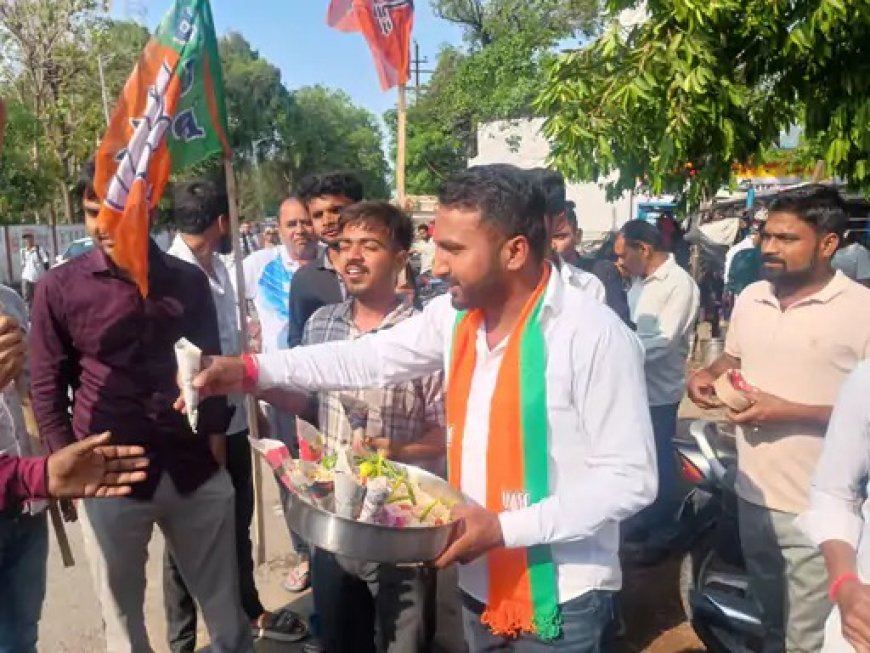 गोंडा में अनोखे अंदाज में मनाया गया जश्न, झालमुड़ी बांटकर भाजपा कार्यकर्ताओं ने जताई खुशी
