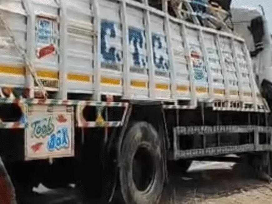 गंगा एक्सप्रेसवे पर बड़ा हादसा: टमाटर से भरा ट्रक पलटा, तीन घायल; सड़क पर बिखरी फसल लूट ले गए ग्रामीण