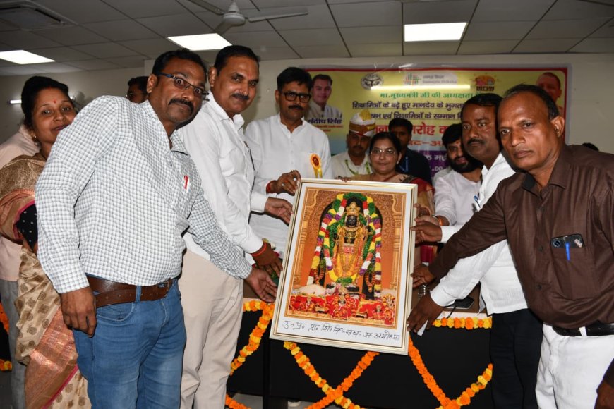 अयोध्या में शिक्षामित्र सम्मान समारोह, मानदेय बढ़ोतरी पर बांटे गए चेक और किया गया सम्मान