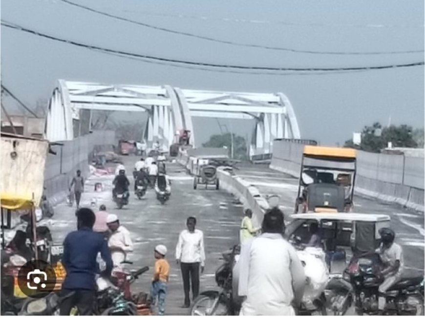 ओवरब्रिज पर ब्रेकर न होने से बढ़ा हादसों का खतरा, स्थानीय लोगों ने उठाई सुरक्षा की मांग