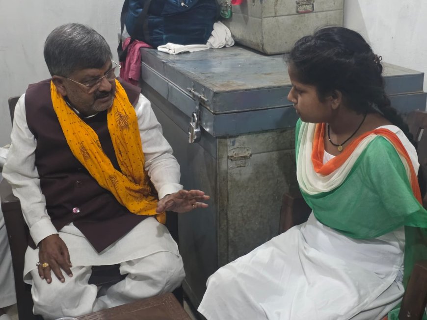 बिना हाथों के पैरों से लिखकर शिवानी ने पास की इंटर परीक्षा, 60% अंक लाकर बनी प्रेरणा