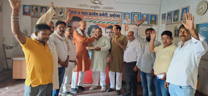 तमिलनाडु में कांग्रेस समर्थित सरकार बनने पर कांग्रेस कार्यालय में जश्न, कार्यकर्ताओं ने बांटी मिठाई