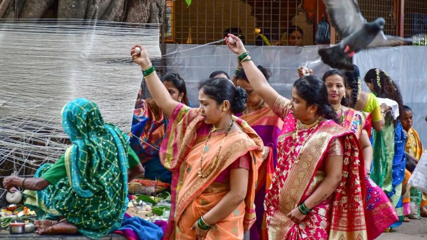 वट सावित्री व्रत 2026: इस दिन बरगद के पेड़ के नीचे करें ये खास पूजा, खुल सकते हैं पति की तरक्की और सुख-समृद्धि के रास्ते