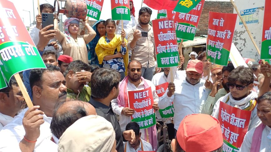 सिर पर गैस सिलेंडर, ठेले पर बाइक लेकर सपा का प्रदर्शन; महंगाई और NEET पेपर लीक पर सरकार को घेरा