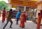 देवरिया के प्रसिद्ध शिव मंदिर में मारपीट, चढ़ावे के बंटवारे को लेकर भिड़े दो पक्ष, बुजुर्ग पुजारी पर बरसीं लाठियां