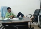 अमेठी में जनता कर रही इंतजार और कुर्सी पर पैर रखकर आराम करते दिखे एडीओ पंचायत! वायरल फोटो ने खड़े किए कई सवाल