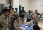 एटा में महिला ने मेडिकल कॉलेज कर्मचारी को सबके सामने चप्पलों से पीटा, कूलर में पानी भरने के दौरान हुई गलतफहमी ने लिया विवाद का रूप, मचा हंगामा