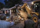 यूपी में आधी रात बुलडोजर लेकर पहुंचा अफसर का बेटा, 70 नकाबपोशों संग ढहाई पड़ोसी की दुकान, CCTV के तार काटकर घर पर जड़े ताले