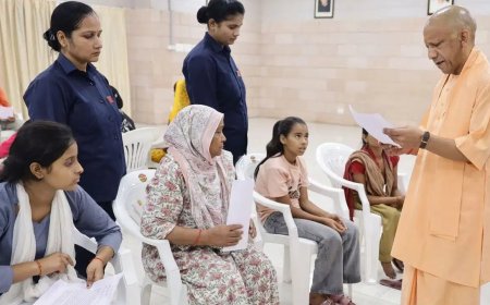 जनता दर्शन में बच्ची की गुहार सुनते ही भावुक हुए सीएम योगी… BTech पढ़ने का सपना पूरा करने का दिया भरोसा
