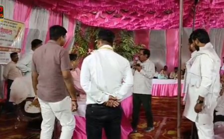 'स्कूल की तुलना कुकुरमुत्ते से...' चौपाल में अधिकारी के बयान पर गरमाया माहौल, प्रतापगढ़ में BDO ने मांगी ग्रामीणों से माफी 