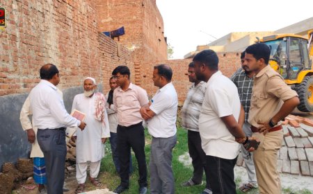 स्कूल के पास ग्राम समाज की जमीन पर अवैध कब्जा, प्रशासन ने चलाया बुलडोजर, कासगंज में जांच के बाद 6 बिस्वा भूमि कराई मुक्त