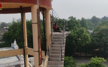 प्रेमी से शादी की जिद में पानी की टंकी पर चढ़ी युवती, कोर्ट परिसर में एक घंटे तक चला हाई-वोल्टेज ड्रामा, प्रतापगढ़ में रेप के आरोपी से की शादी कराने की मांग