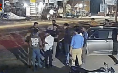 एटा में पुलिसकर्मी की दबंगई का वीडियो वायरल, युवक से सड़क पर मारपीट का आरोप, अधिकारियों ने बैठाई जांच 