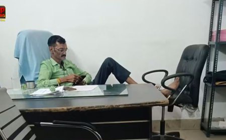 अमेठी में जनता कर रही इंतजार और कुर्सी पर पैर रखकर आराम करते दिखे एडीओ पंचायत! वायरल फोटो ने खड़े किए कई सवाल