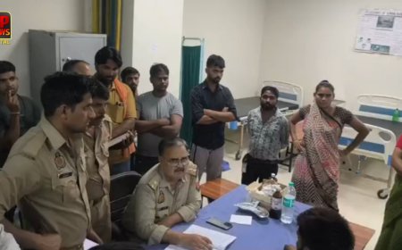 एटा में महिला ने मेडिकल कॉलेज कर्मचारी को सबके सामने चप्पलों से पीटा, कूलर में पानी भरने के दौरान हुई गलतफहमी ने लिया विवाद का रूप, मचा हंगामा