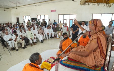 "गाय को माता नहीं मानने वाली सरकार को हटाना होगा", मुरादाबाद में शंकराचार्य का बड़ा हमला, योगी सरकार पर उठाए सवाल
