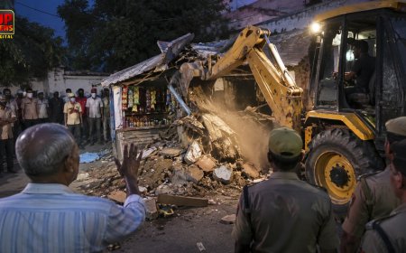 यूपी में आधी रात बुलडोजर लेकर पहुंचा अफसर का बेटा, 70 नकाबपोशों संग ढहाई पड़ोसी की दुकान, CCTV के तार काटकर घर पर जड़े ताले