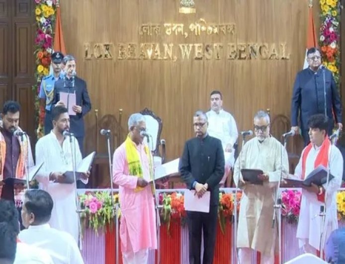 बंगाल में भाजपा सरकार का बड़ा कैबिनेट विस्तार, 35 नए मंत्रियों ने ली शपथ, 41 सदस्यीय हुआ मंत्रिमंडल