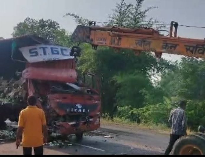 अमेठी में हाईवे पर मौत बनकर आई आमने-सामने की टक्कर, शराब लदी डीसीएम के उड़ गए परखच्चे, 26 वर्षीय चालक की मौके पर मौत