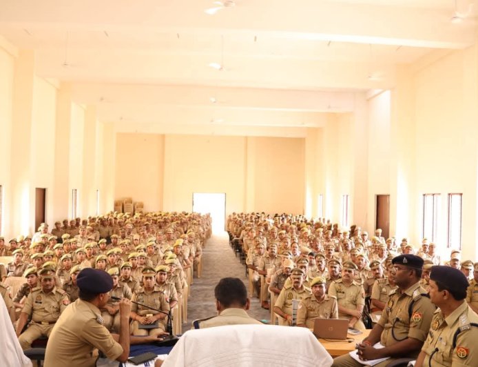 यूपी पुलिस भर्ती परीक्षा में नकल रोकने का फुल प्लान तैयार: अमेठी में एसपी ने सभी को किया अलर्ट, 12 केंद्रों पर रहेगी पुलिस की कड़ी निगरानी