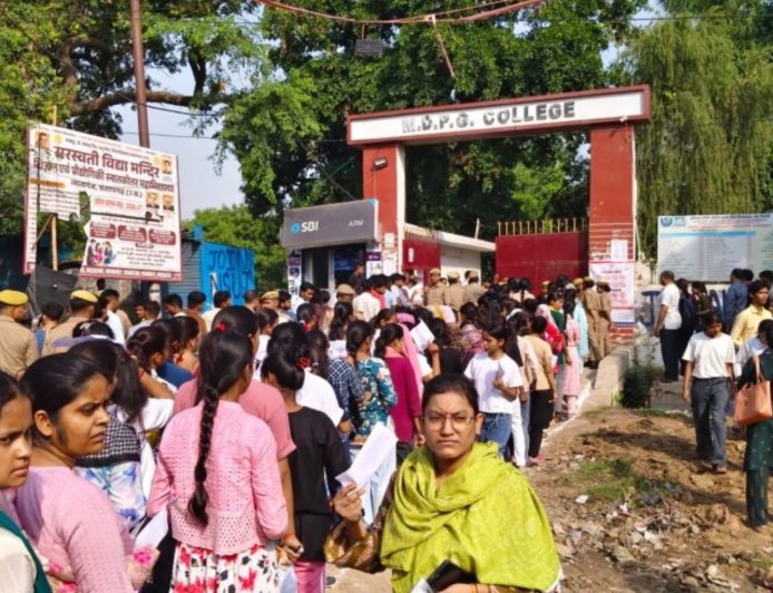 यूपी में शुरू हुई पुलिस भर्ती परीक्षा, प्रतापगढ़ के 17 केंद्रों पर प्रशासन की कड़ी निगरानी, नकल रोकने के लिए बनाई तीन लेयर की सुरक्षा