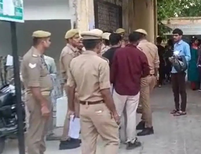 अंडरवियर में मोबाइल छिपाकर परीक्षा देने पहुंचा अभ्यर्थी, खुलासा होते ही मचा हड़कंप... 6 पुलिसकर्मी सस्पेंड
