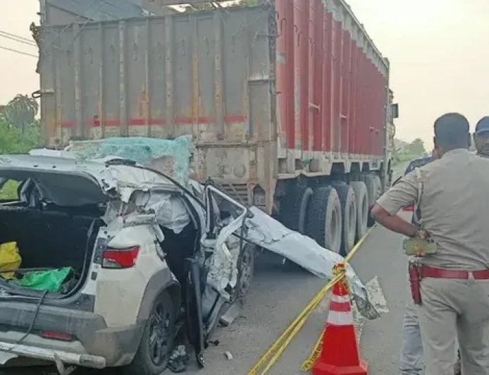 ट्रेनिंग पूरी कर घर लौट रहे थे पुलिस अफसर, बीच रास्ते हुआ ऐसा हादसा... 3 थानेदार समेत 4 की मौत