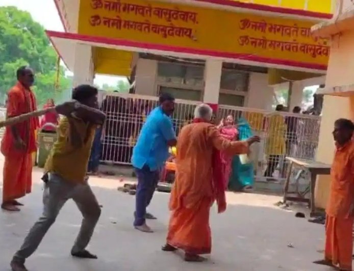 देवरिया के प्रसिद्ध शिव मंदिर में मारपीट, चढ़ावे के बंटवारे को लेकर भिड़े दो पक्ष, बुजुर्ग पुजारी पर बरसीं लाठियां
